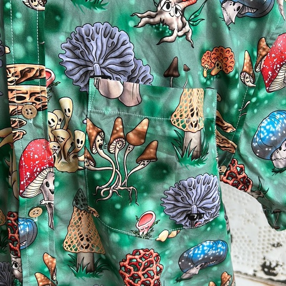 Crescent Creepers Mushroom short sleeve w front pocket green button up Size M - Picture 8 of 16